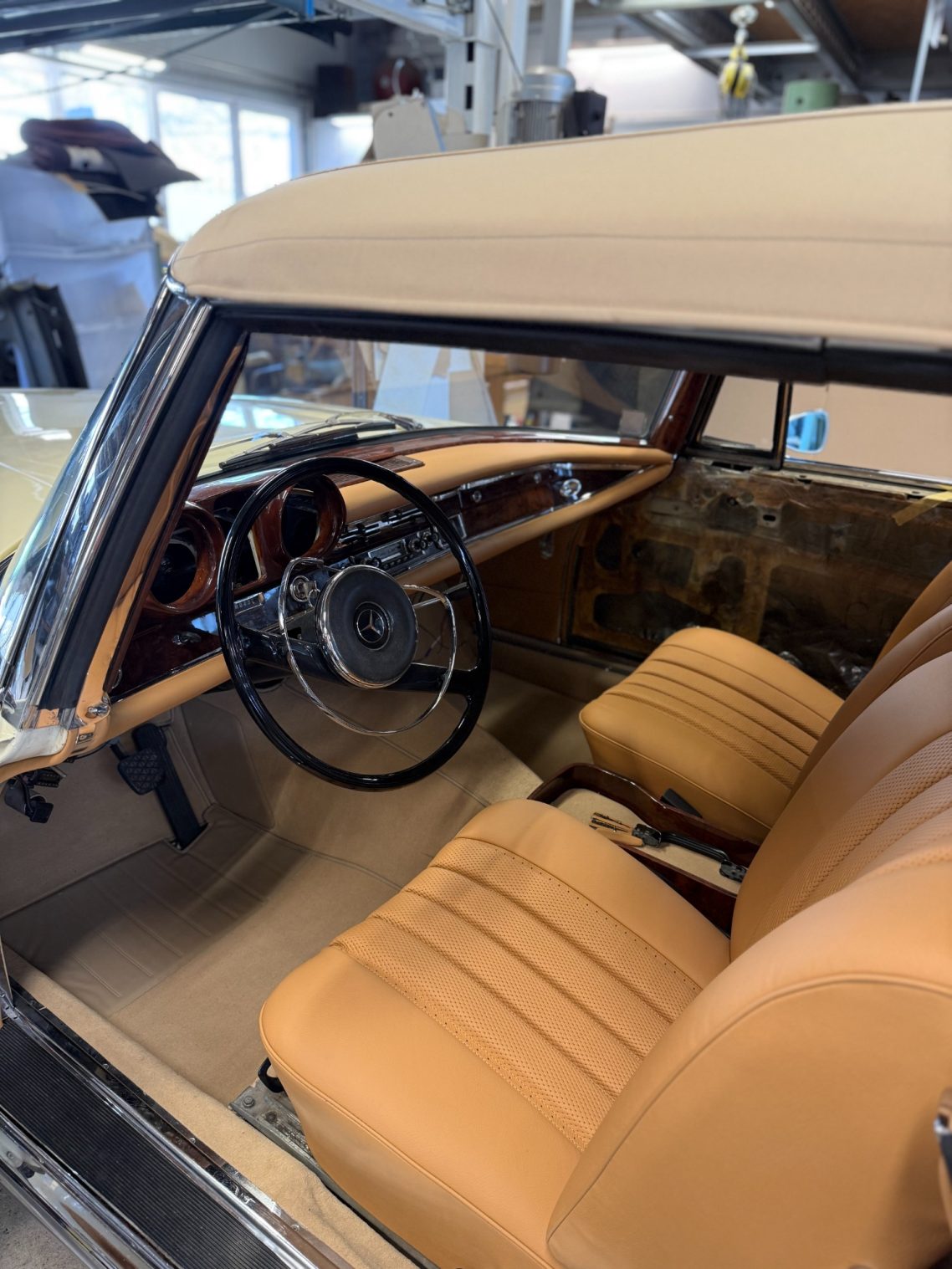 Mercedes-Benz W111 Interieur Komplettrestauration inklusive neuem Cabrioverdeck