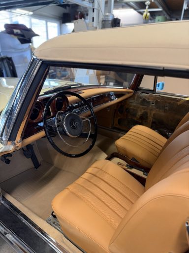 Mercedes-Benz W111 Interieur Komplettrestauration inklusive neuem Cabrioverdeck