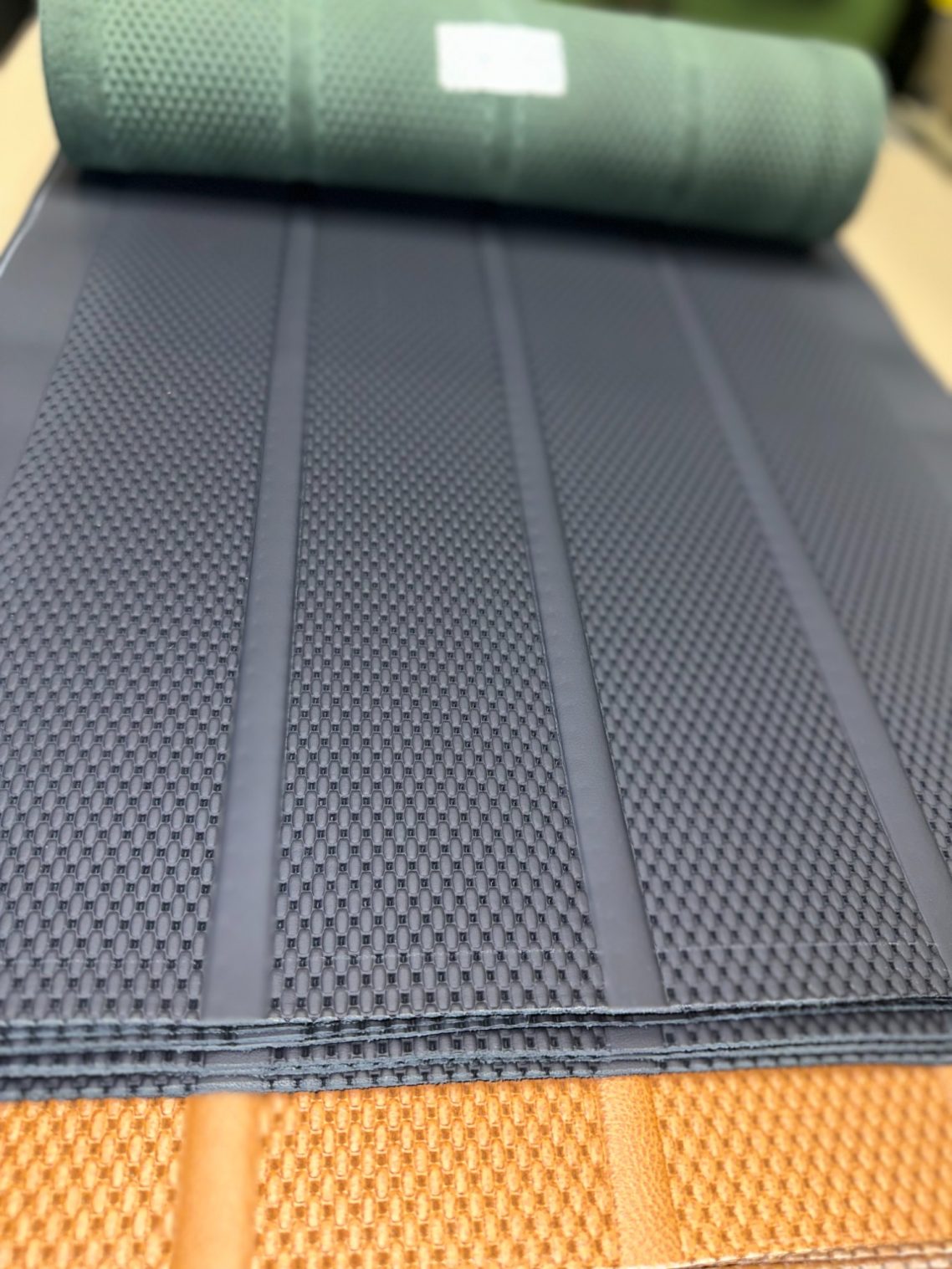 Historische Mercedes-Benz Lederperforationen in Originalstruktur. Verfügbare Ausführungen: Flechtnarbenperforation, Sternchenperforationen