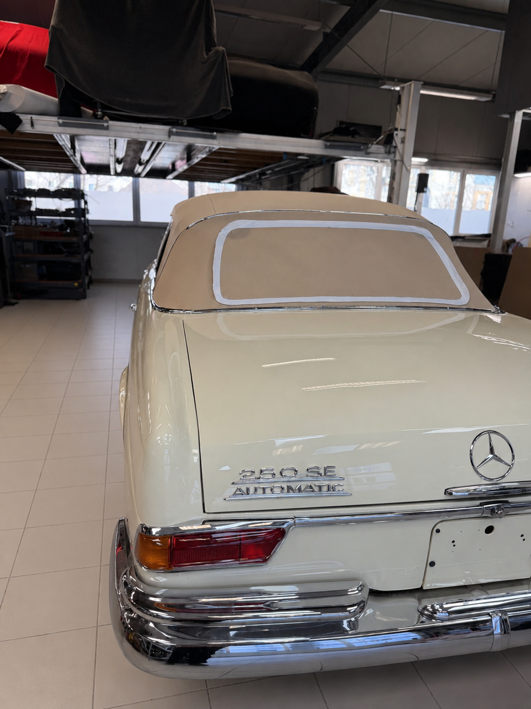 Mercedes-Benz W111 Interieur Komplettrestauration inklusive neuem Cabrioverdeck