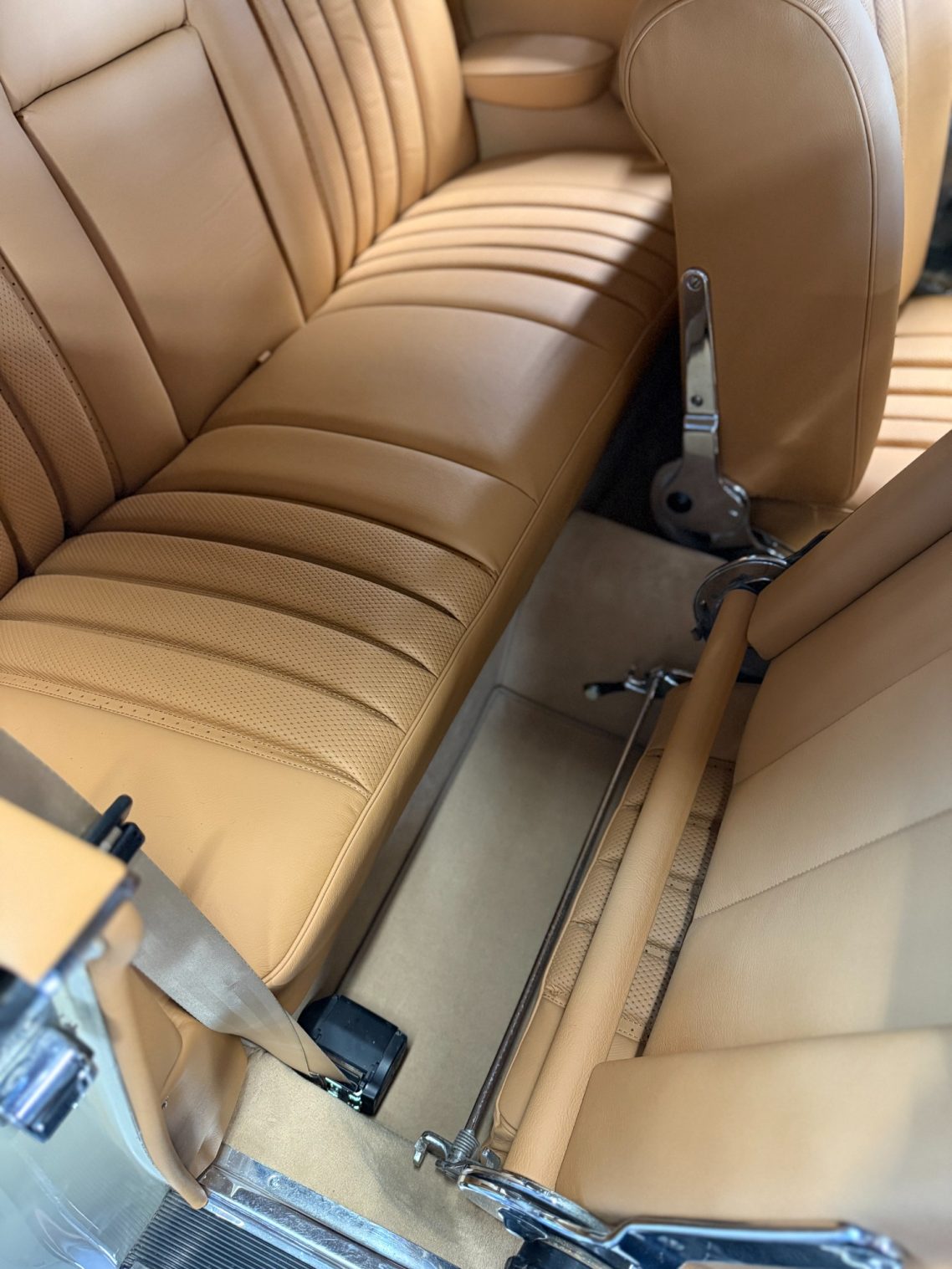 Mercedes-Benz W111 Interieur Komplettrestauration inklusive neuem Cabrioverdeck