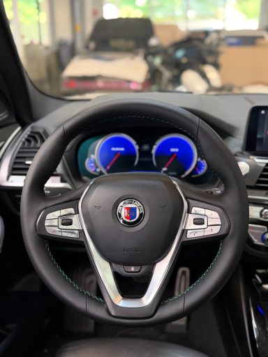 Alpina XD3 Lenkradindividualisierung grün-blaue Naht