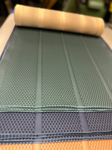 Historische Mercedes-Benz Lederperforationen in Originalstruktur