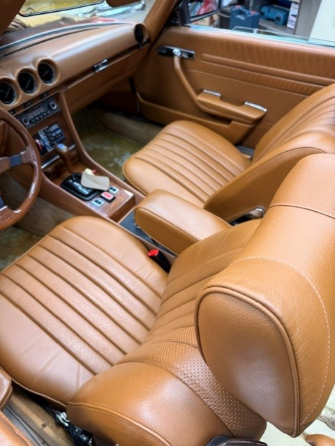 Mercedes-Benz SL Baureihe107, Überarbeitung der Sitze und Polster