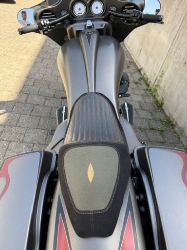 Harley-Davidson Streetglide Sitzbank, Materialkombination aus Napaleder-Rochenhaut-Alcantara