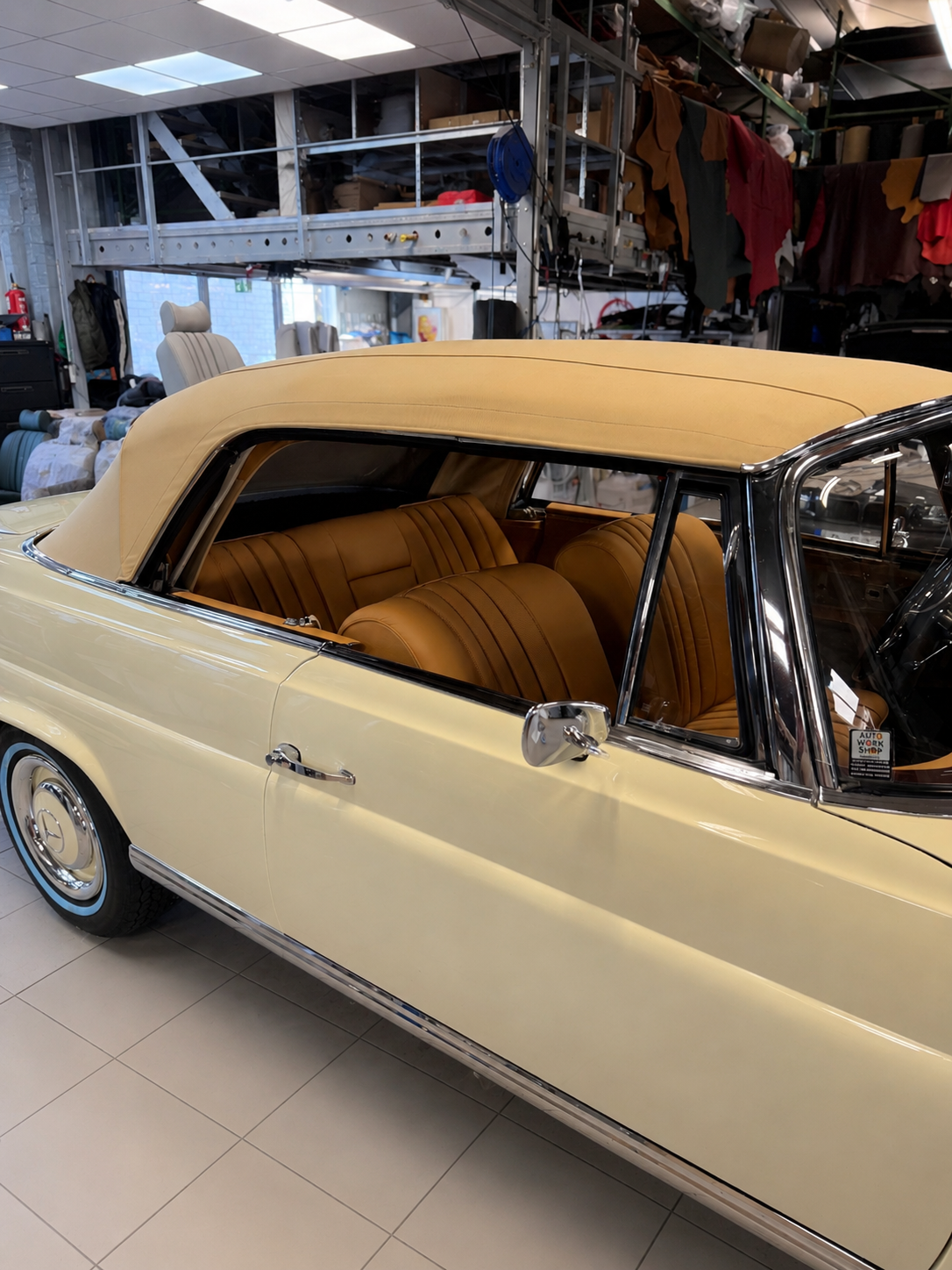 Mercedes-Benz W111 Interieur Komplettrestauration inklusive neuem Cabrioverdeck