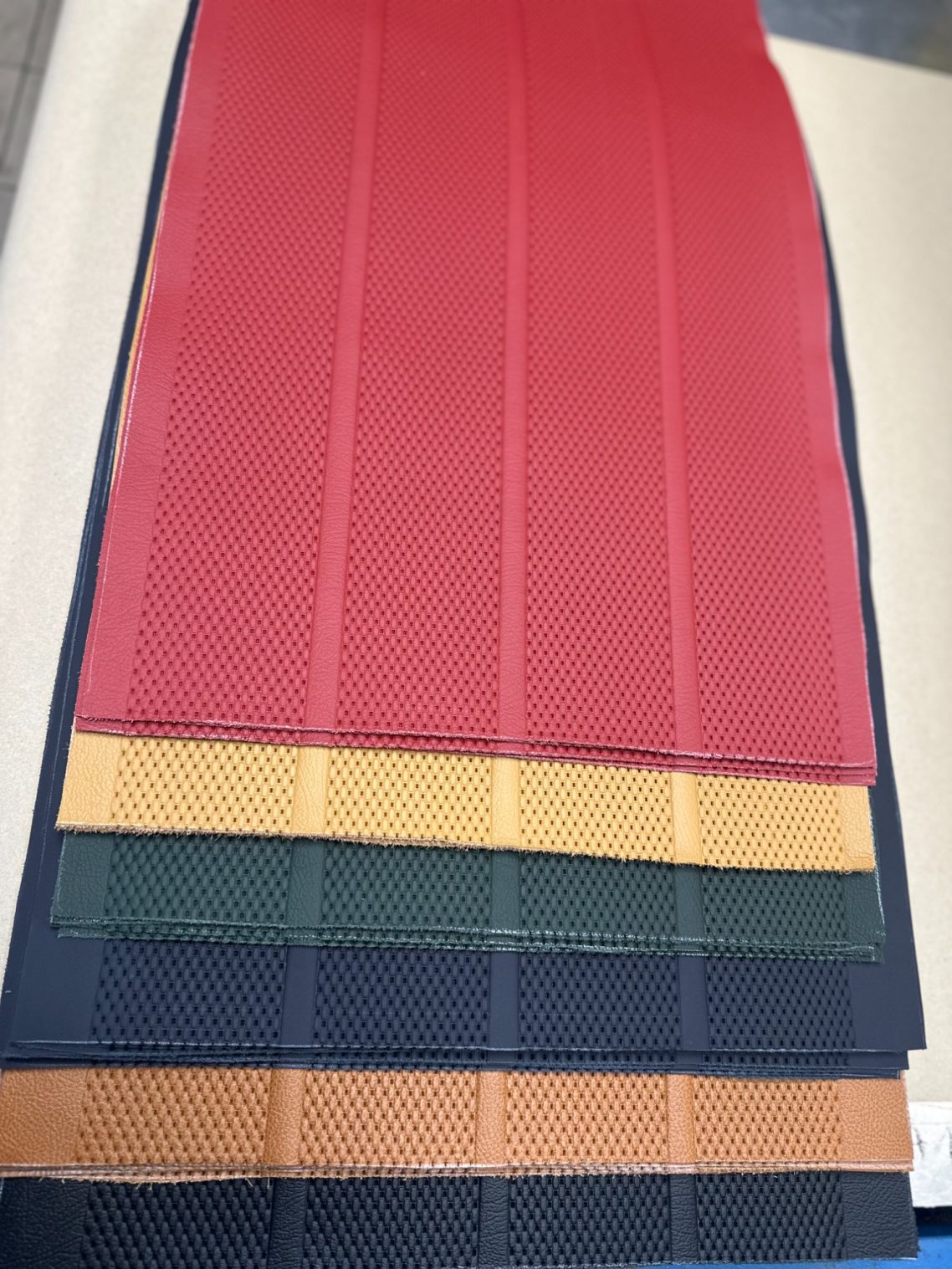 Historische Mercedes-Benz Lederperforationen in Originalstruktur