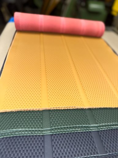 Historische Mercedes-Benz Lederperforationen in Originalstruktur