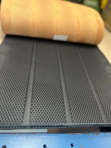 Historische Mercedes-Benz Lederperforationen in Originalstruktur