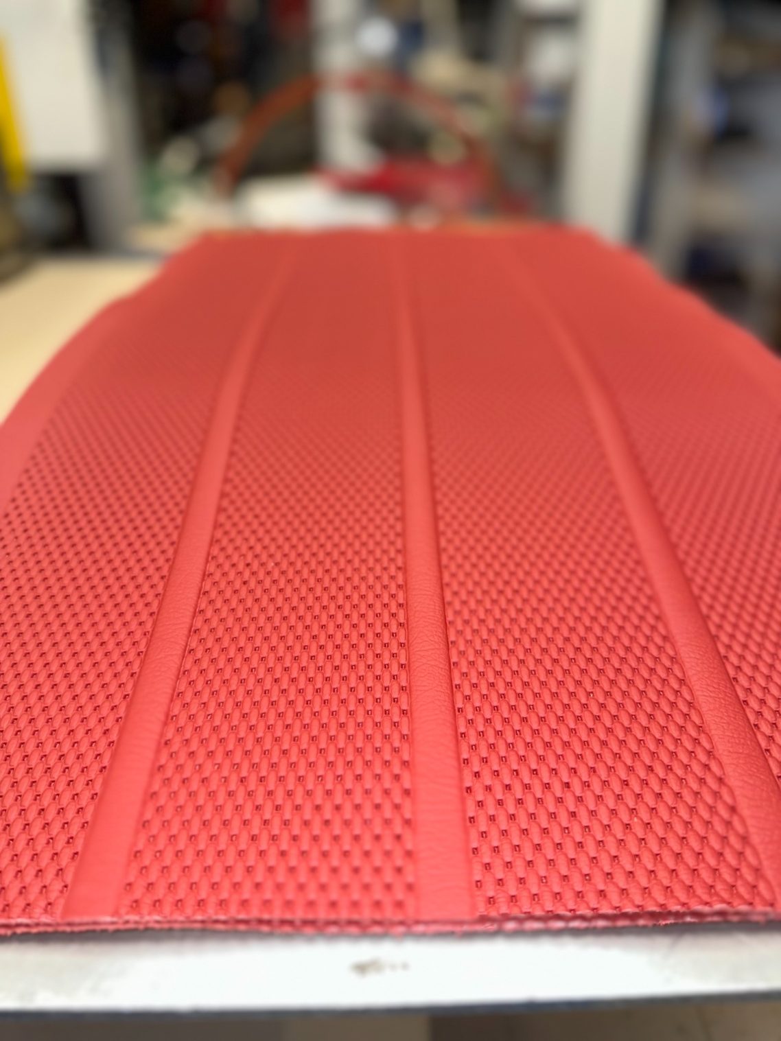 Historische Mercedes-Benz Lederperforationen in Originalstruktur. Verfügbare Ausführungen: Flechtnarbenperforation, Sternchenperforationen